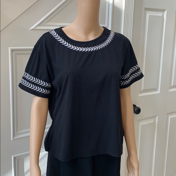 Tops - NWOT! Embroidered top sz L